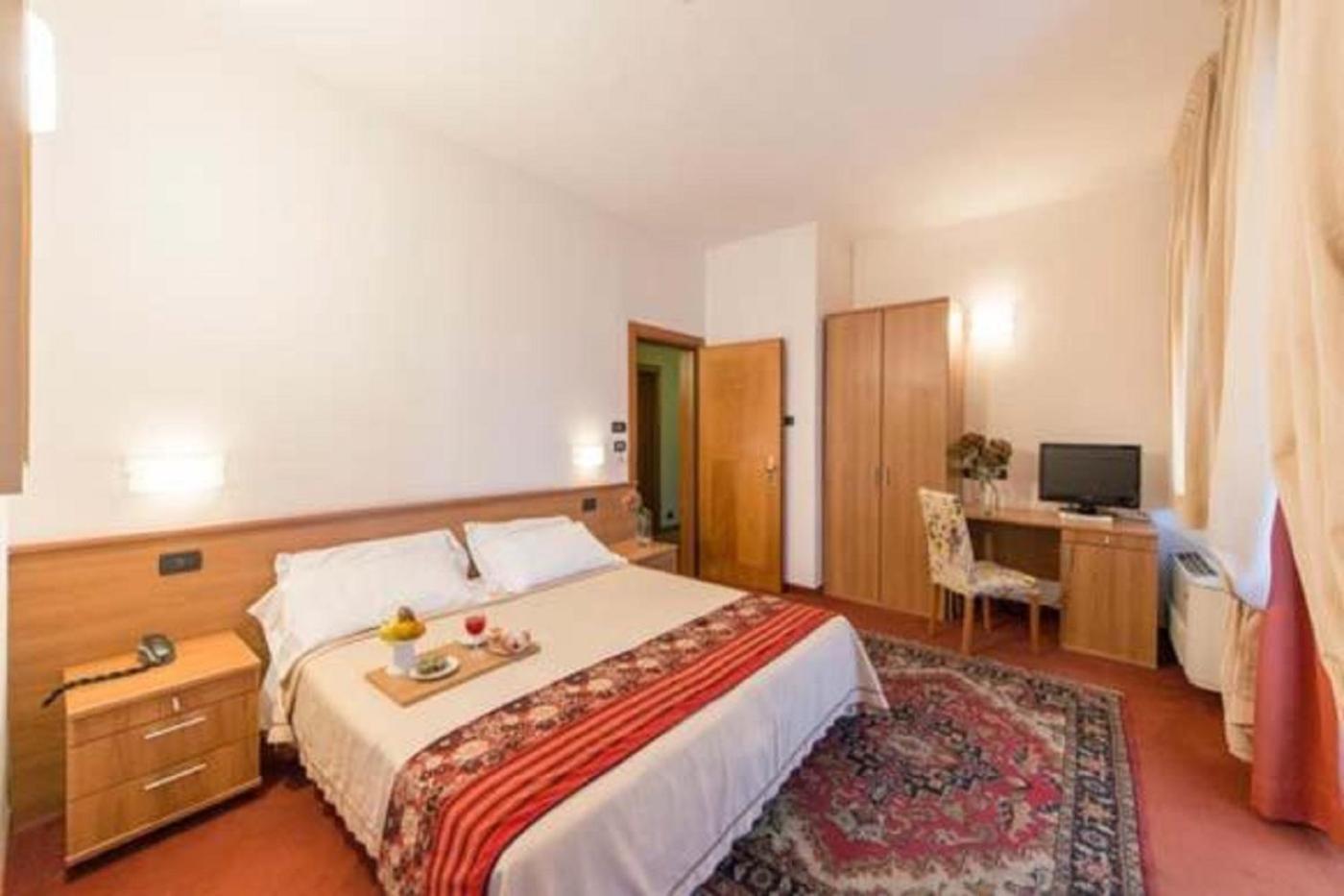 Hotel Lux Alessandria Exterior foto