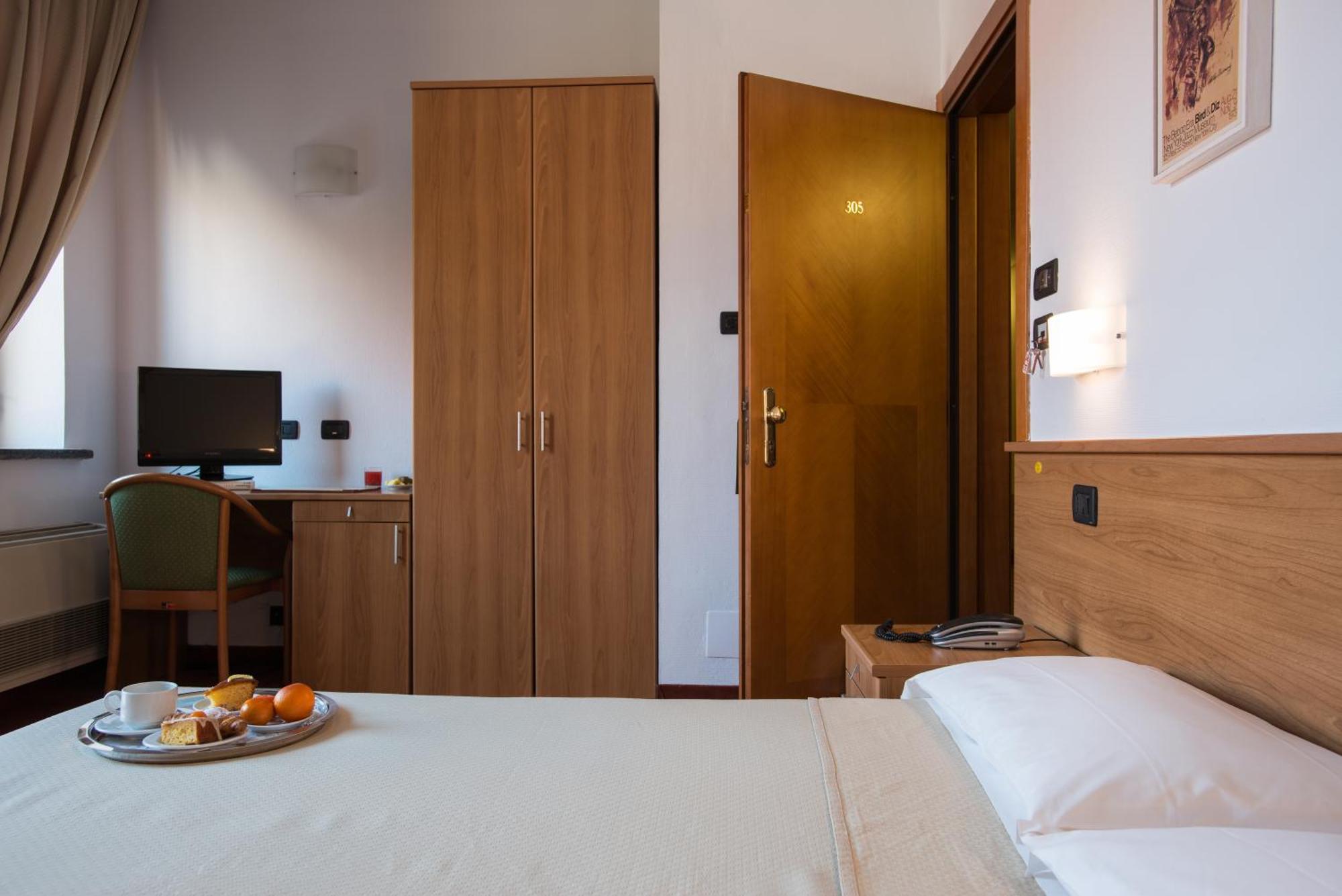 Hotel Lux Alessandria Cameră foto