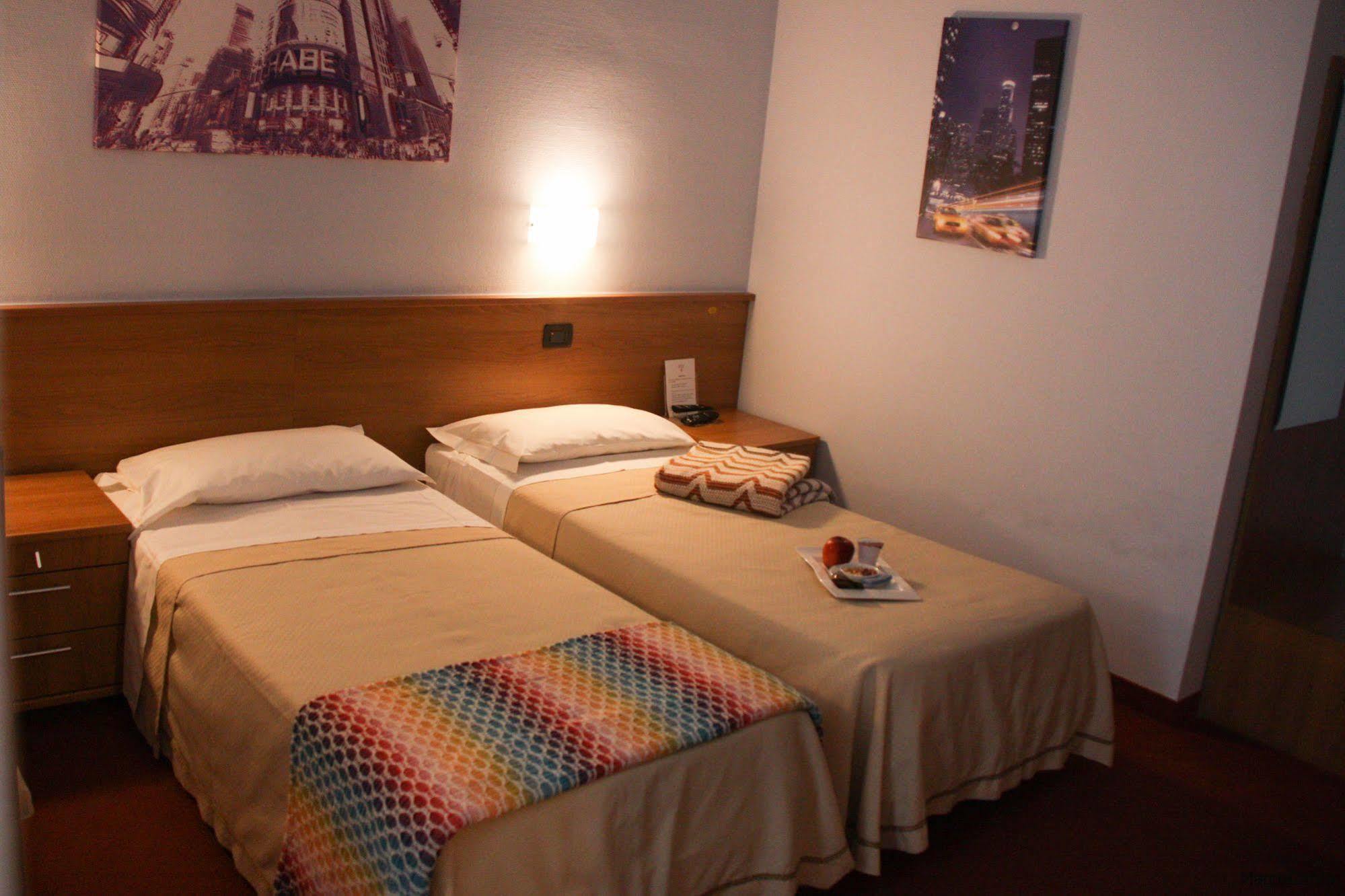 Hotel Lux Alessandria Exterior foto