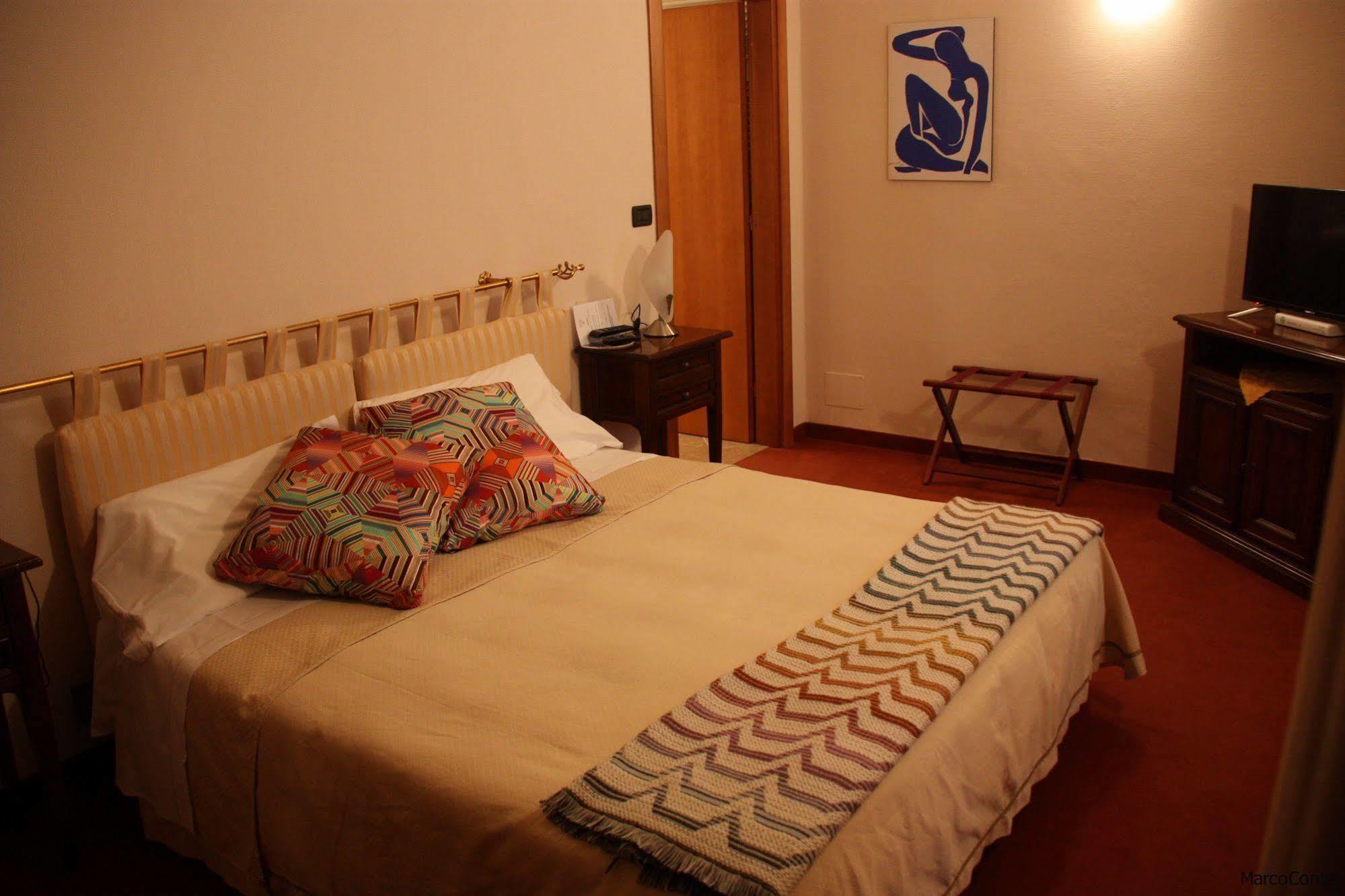 Hotel Lux Alessandria Exterior foto